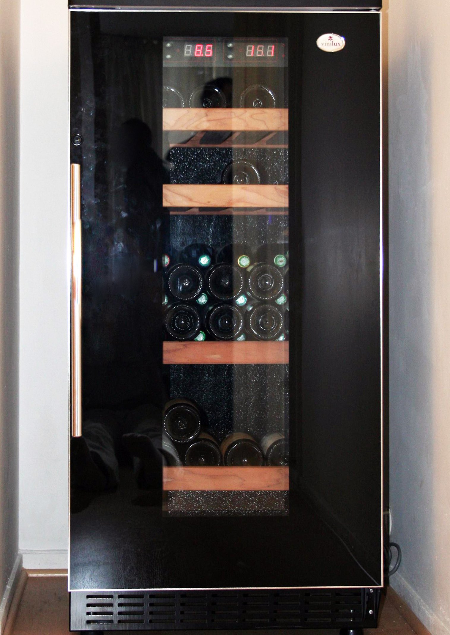 Cave à vin réfrigérée avec grille de ventilation en bas de façade