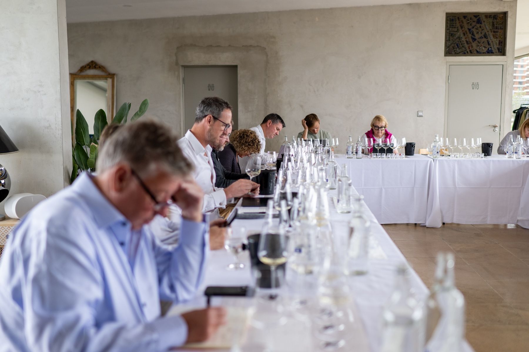 Dégustateurs réunis autour des verres pour comparer les chardonnays