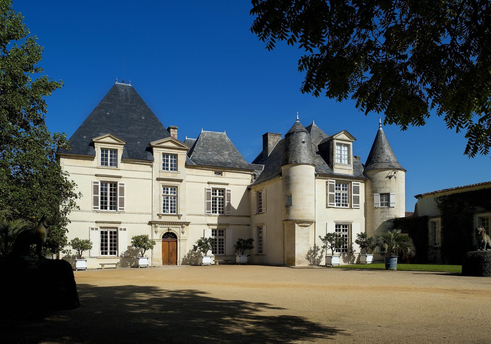 Façade du château Haut-Brion à Pessac, premier grand cru classé de Bordeaux