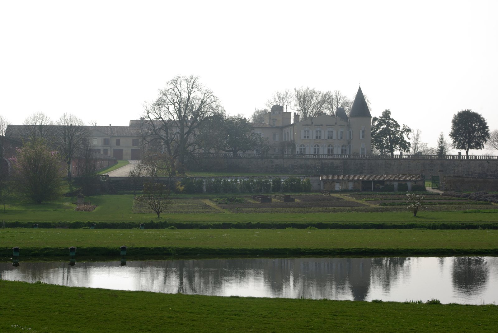 Le Château Lafite Rothschild à Pauillac, vu depuis ses jardins et sa pièce d'eau