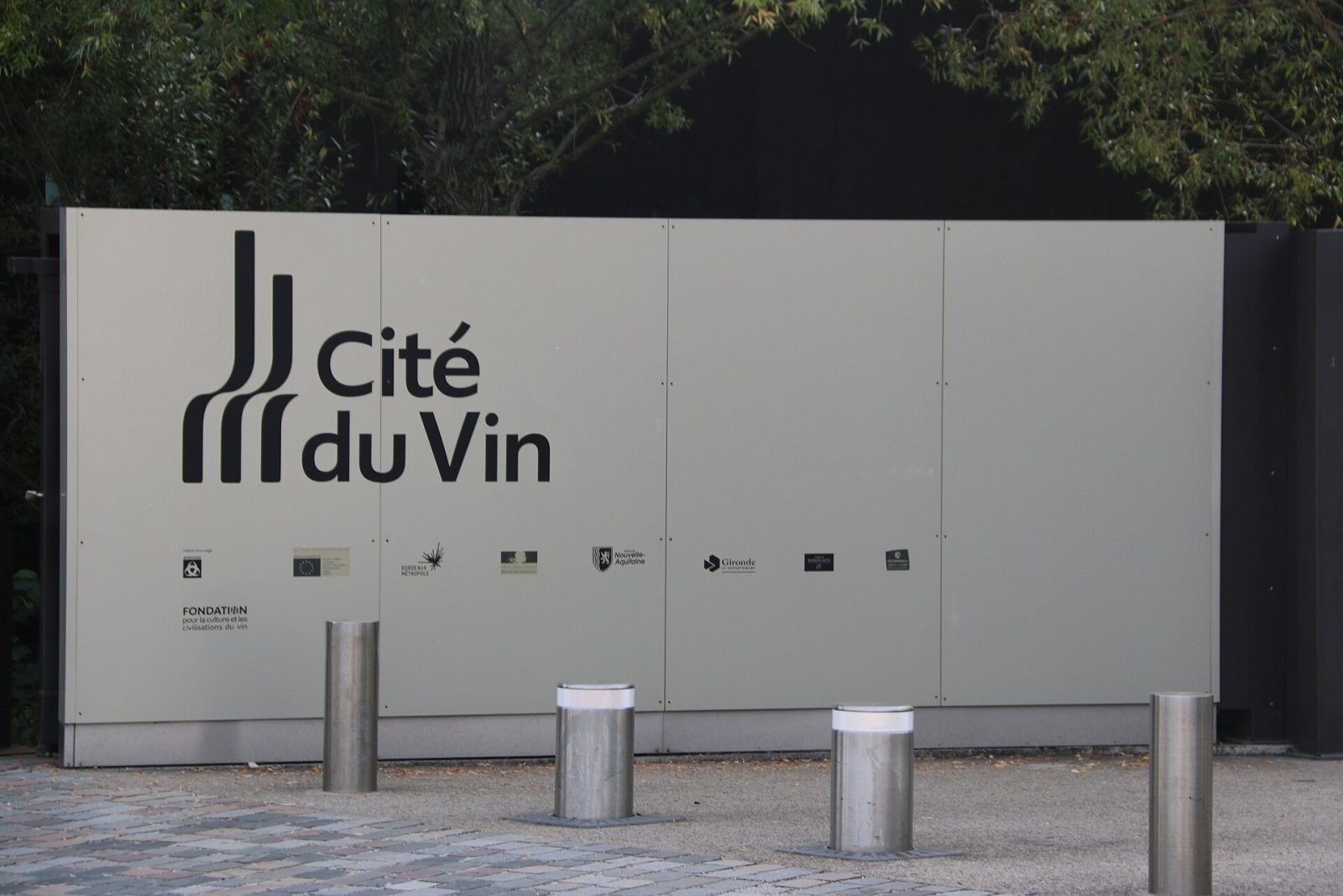 Panneau Cité du Vin à l'entrée du site à Bordeaux