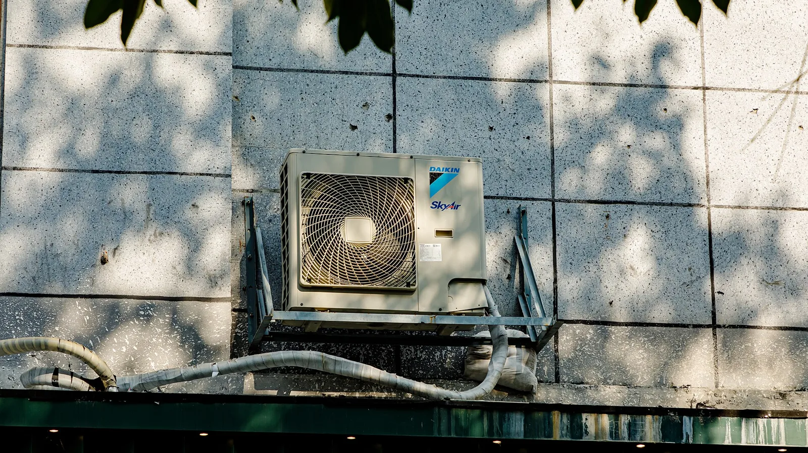 Groupe extérieur de climatisation fixé sur une façade