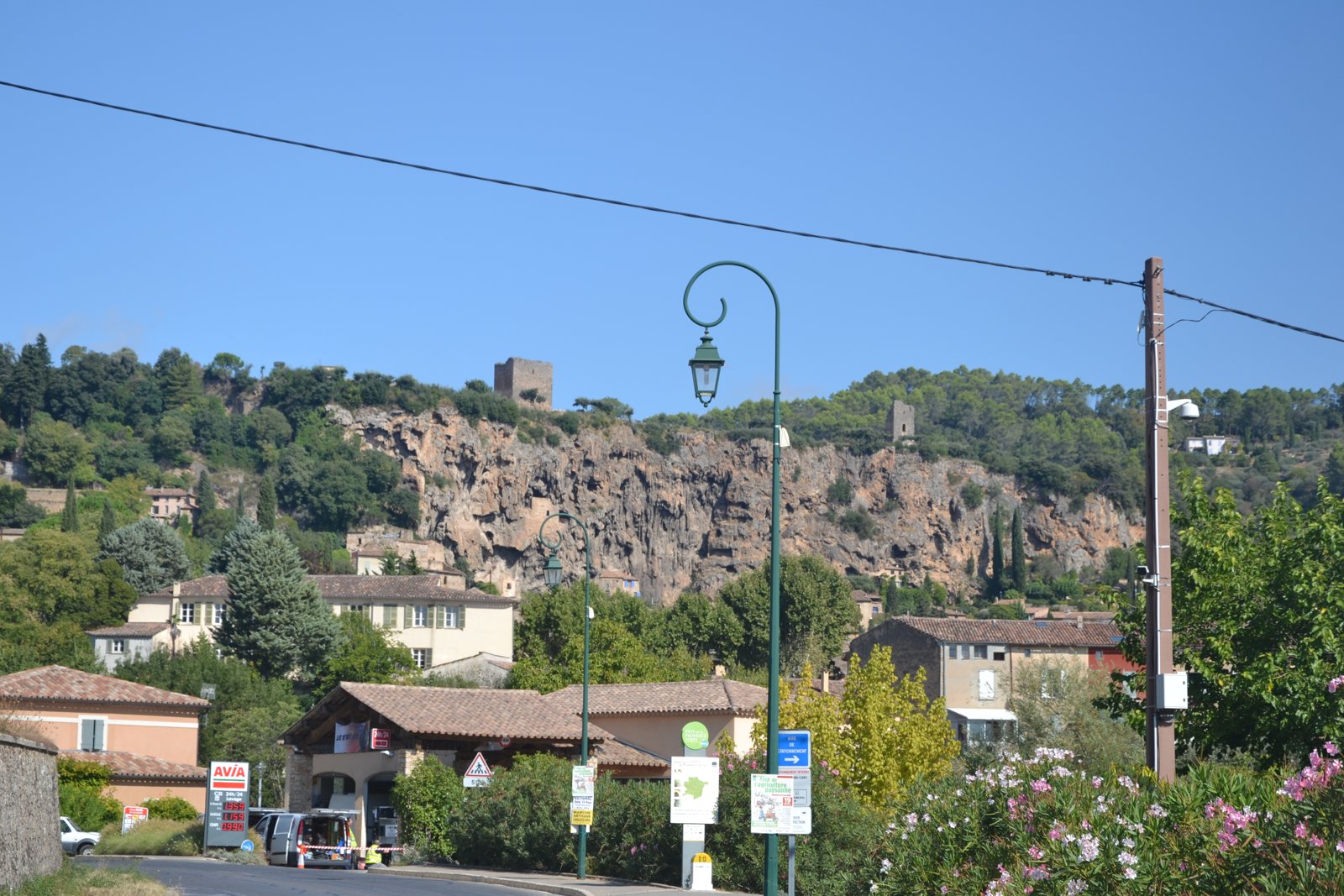 Le village de Cotignac et sa falaise, dans le Var