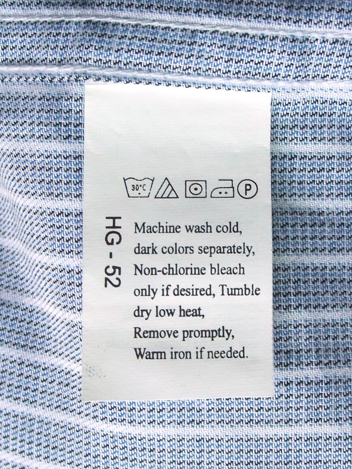 Étiquette d'entretien d'une chemise avec lavage 30 °C et triangle à deux traits