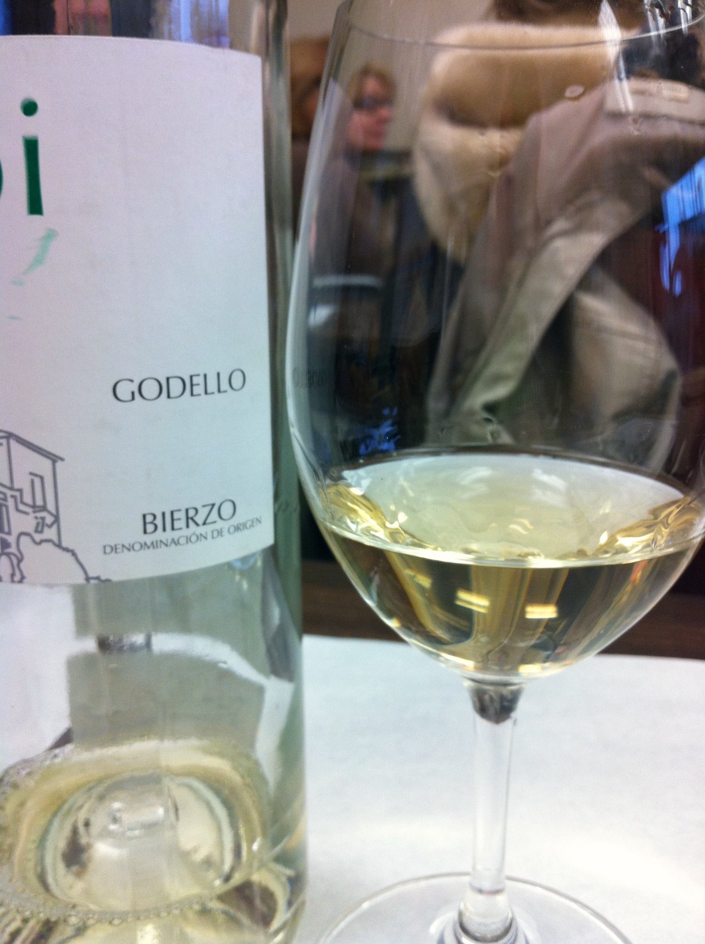 Bouteille de godello et verre de vin blanc doré