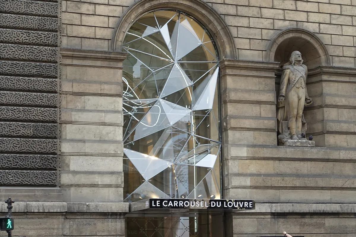 Entrée du Carrousel du Louvre rue de Rivoli photographiée en mai 2017, sans événement visible.