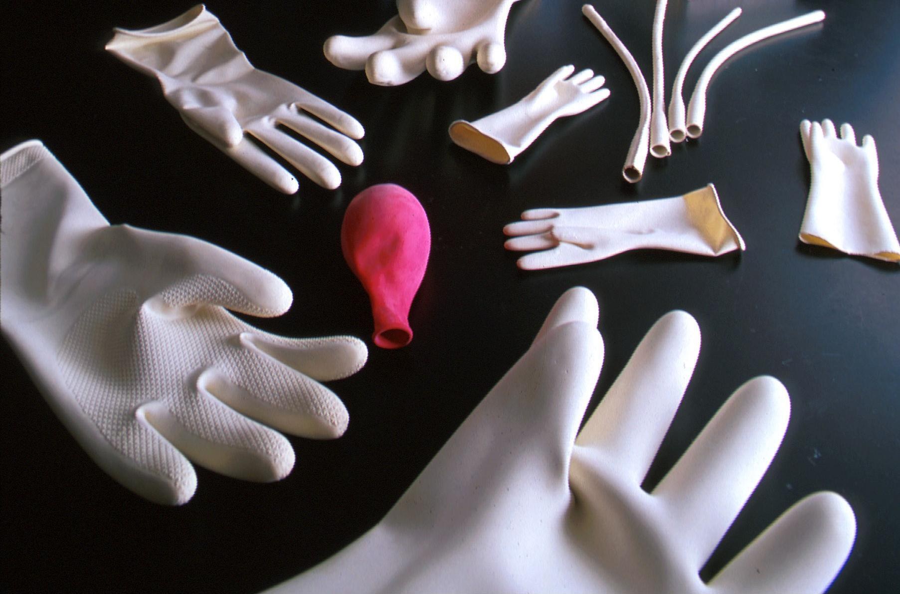 Gants et ballon fabriqués en latex de guayule