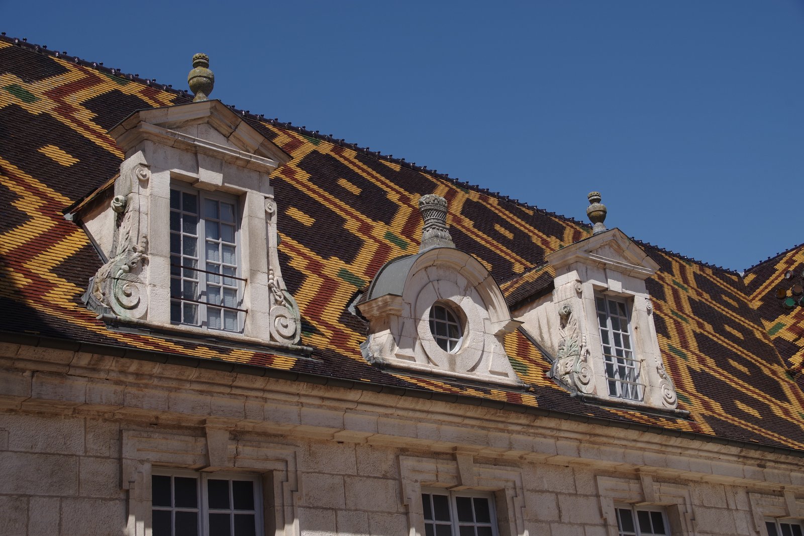 Les toits en tuiles vernissées de l’Hôtel-Dieu des Hospices de Beaune