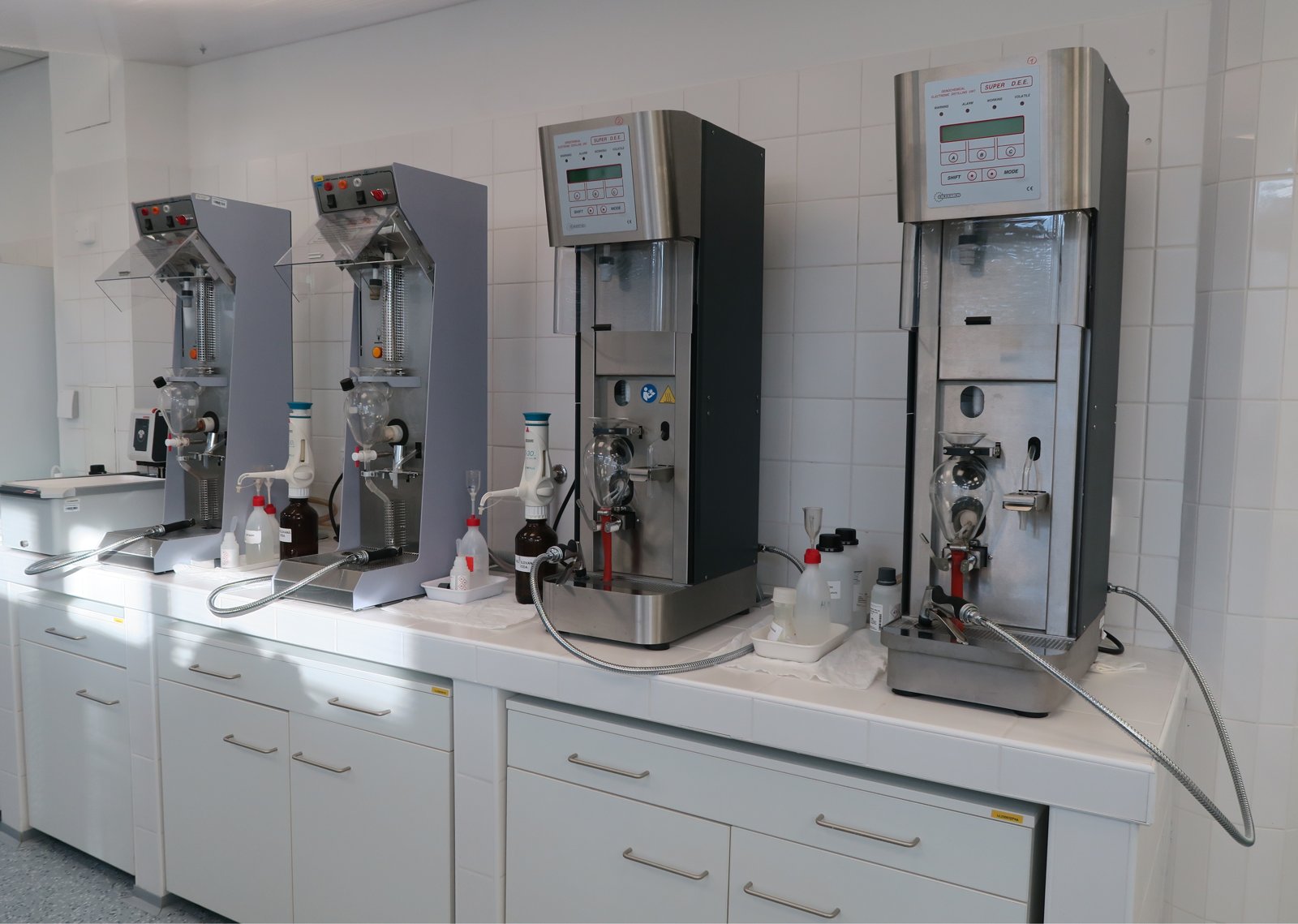 Paillasse de laboratoire œnologique avec appareils de distillation pour l'analyse des vins