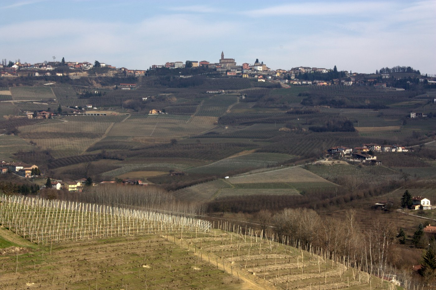 Vignobles et villages des Langhe dans le Piémont italien
