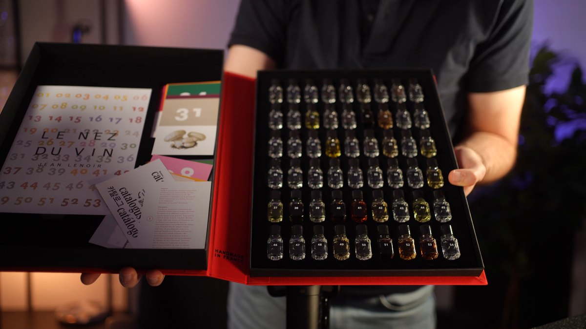 Le Nez du Vin grand modèle ouvert, avec le livre, les cartes et les 54 flacons d’arômes