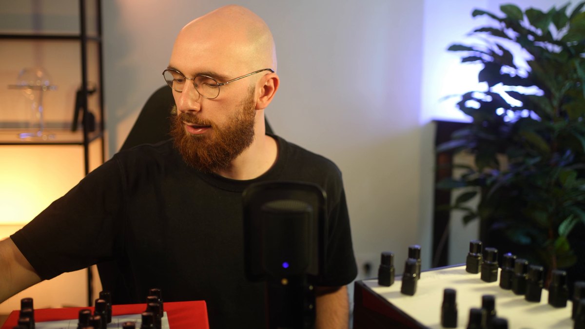 Jérémy de Vinabox pendant le test final à l’aveugle du Nez du Vin, flacons masqués