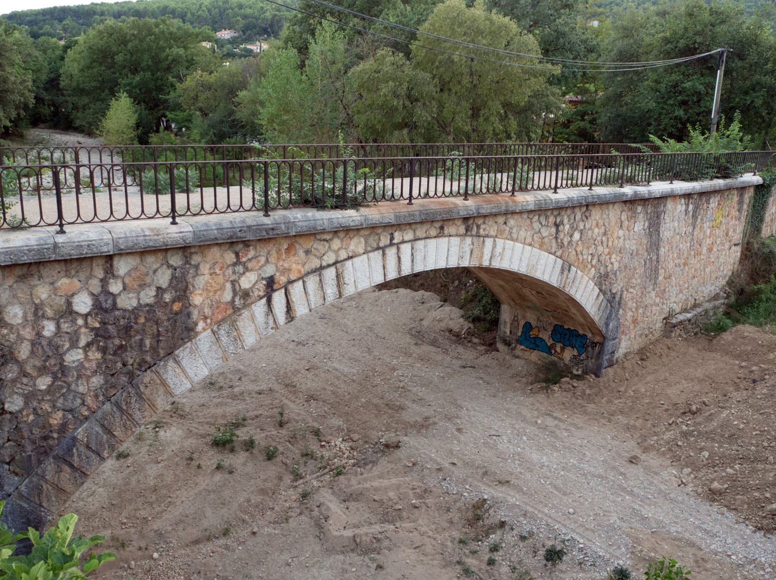 Pont sur le lit de la Nartuby, presque à sec, à Draguignan dans le Var