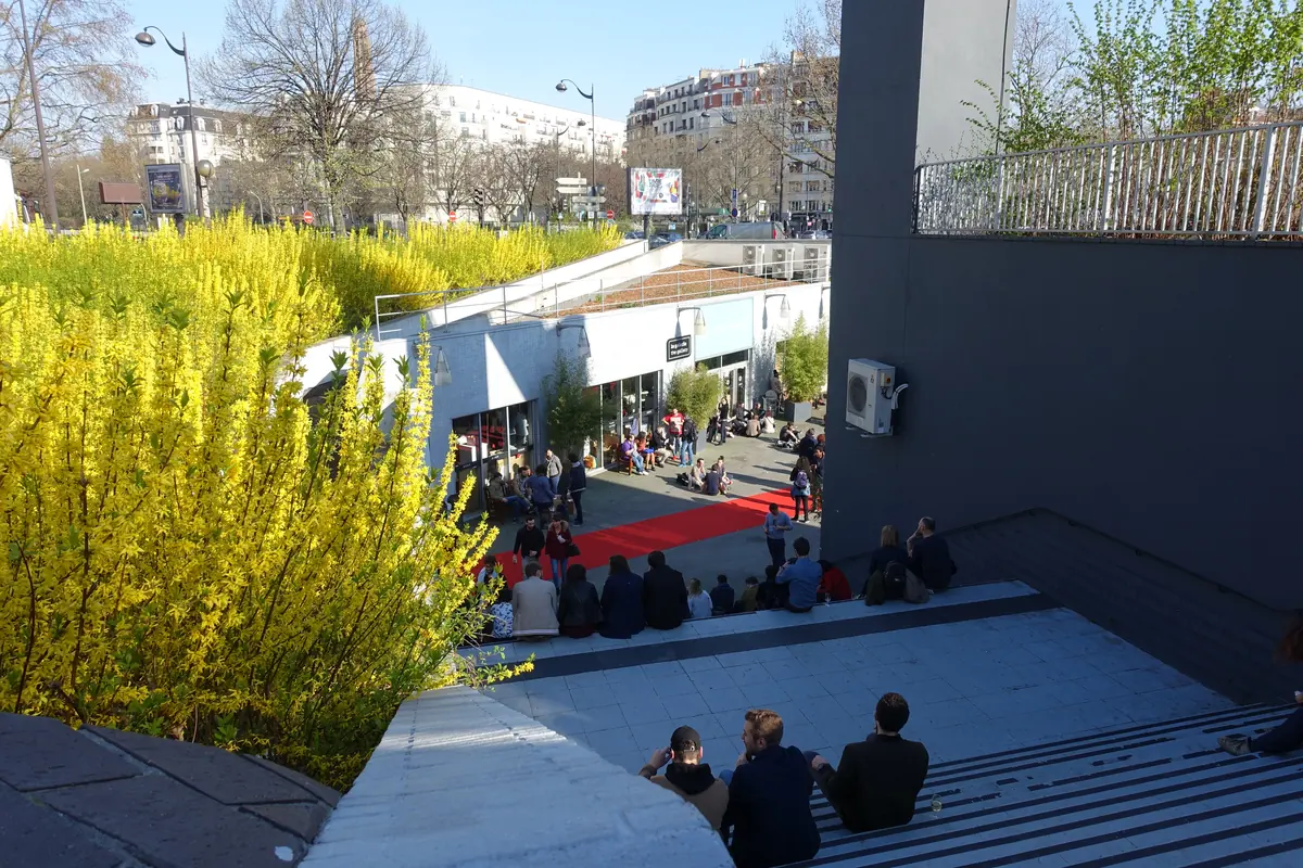 Visiteurs devant l'Espace Champerret pendant un salon des vins à Paris en mars 2017