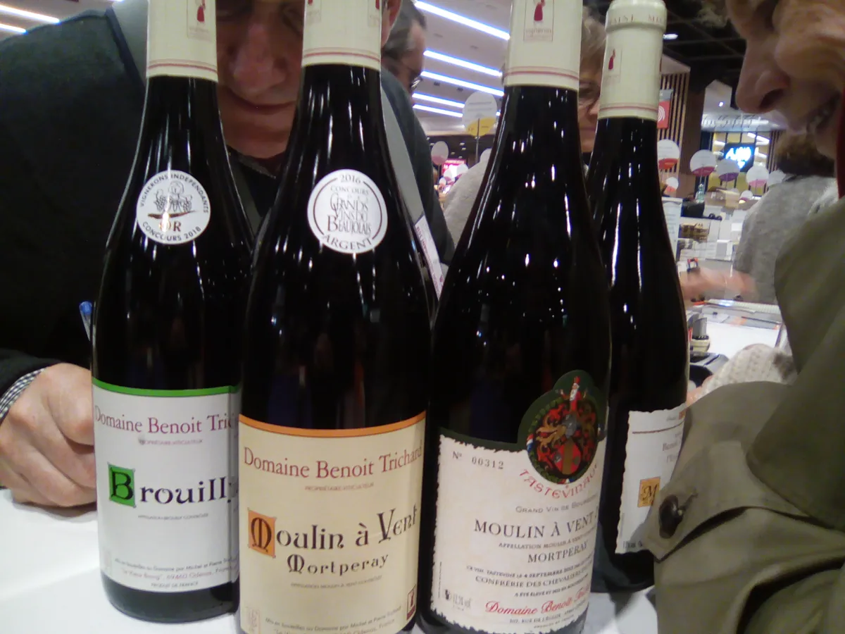 Bouteilles du Beaujolais sur un stand des Vignerons Indépendants à Paris en novembre 2018
