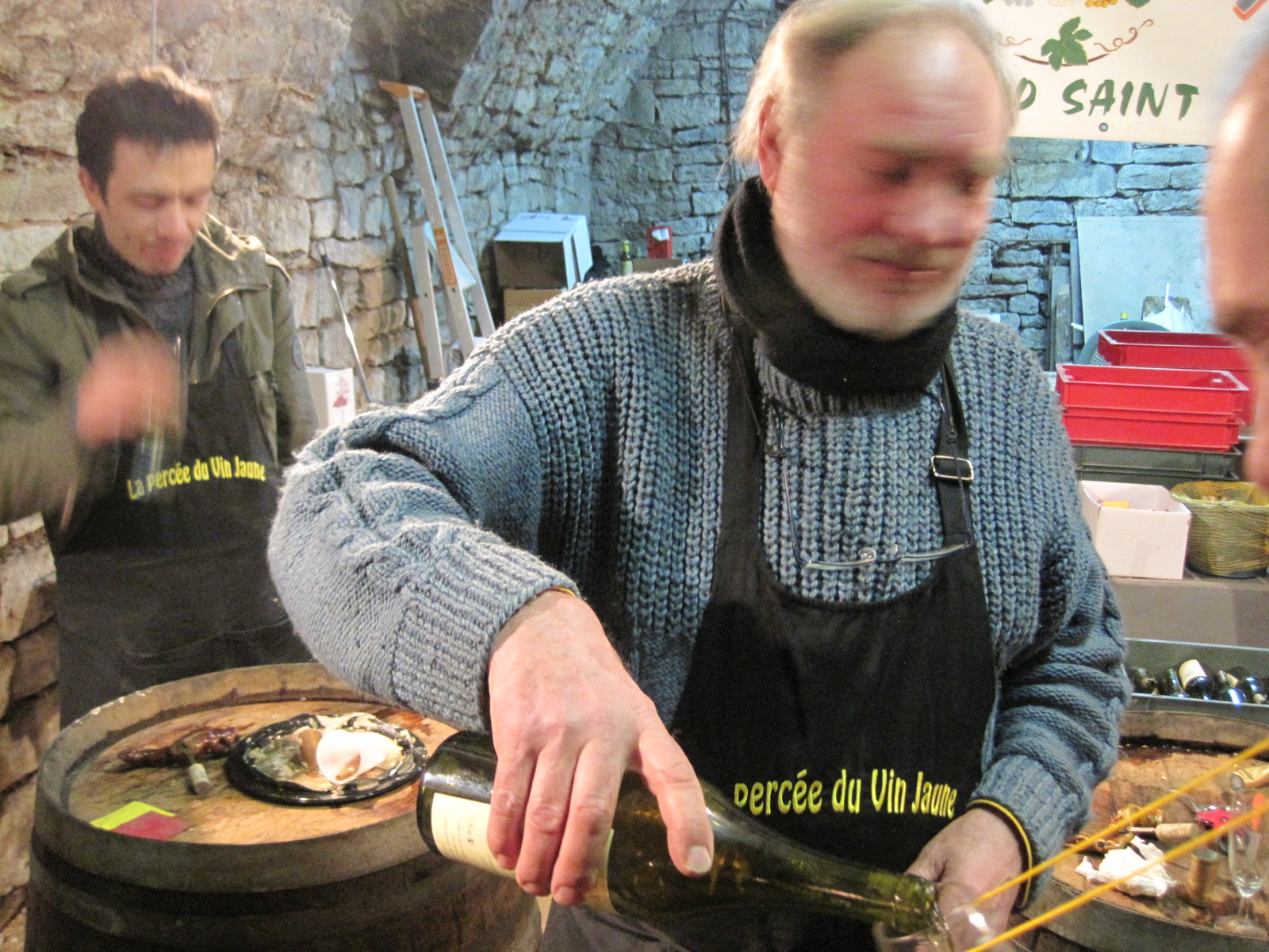 Vigneron servant du vin lors d'une précédente Percée du Vin Jaune