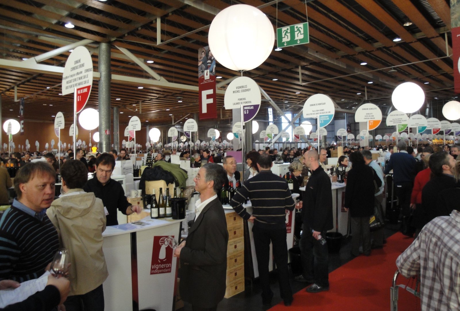Visiteurs en dégustation sur les stands du Salon des Vignerons Indépendants de Lille