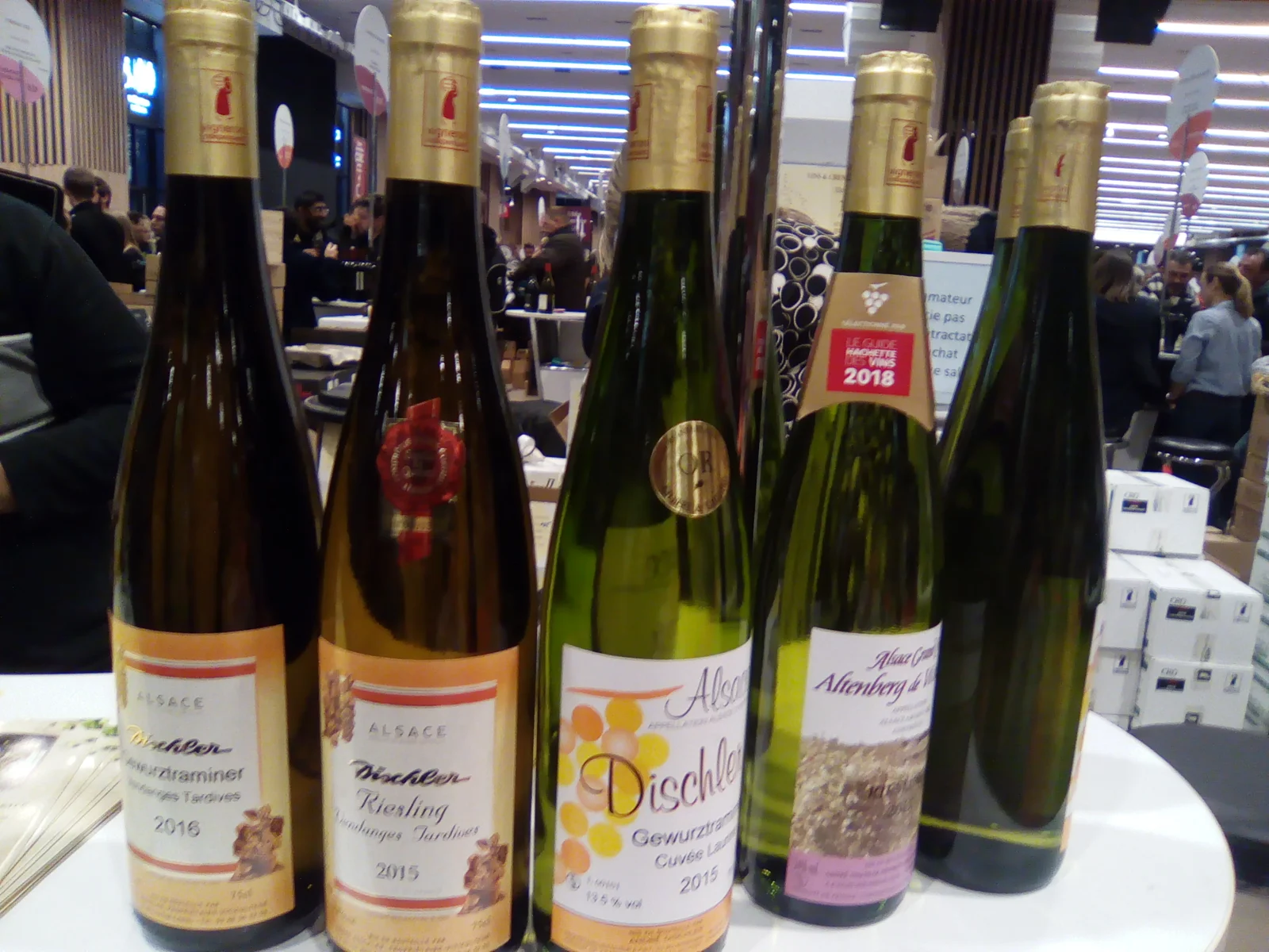 Bouteilles de riesling et gewurztraminer d'Alsace sur un stand du Salon des Vignerons Indépendants