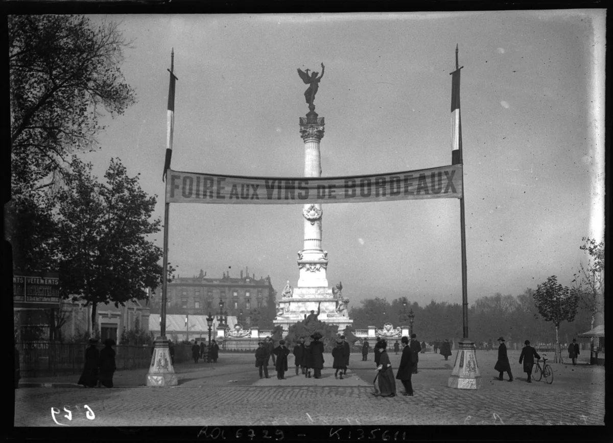 Banderole de la foire aux vins de Bordeaux devant la colonne des Girondins en 1909