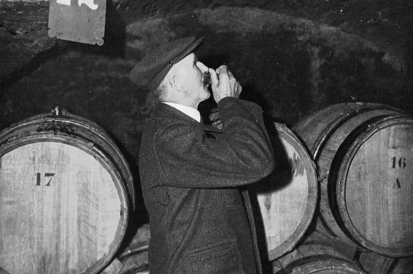 Un dégustateur goûte le vin devant les fûts lors de la vente des vins des Hospices de Beaune, photo d’archives