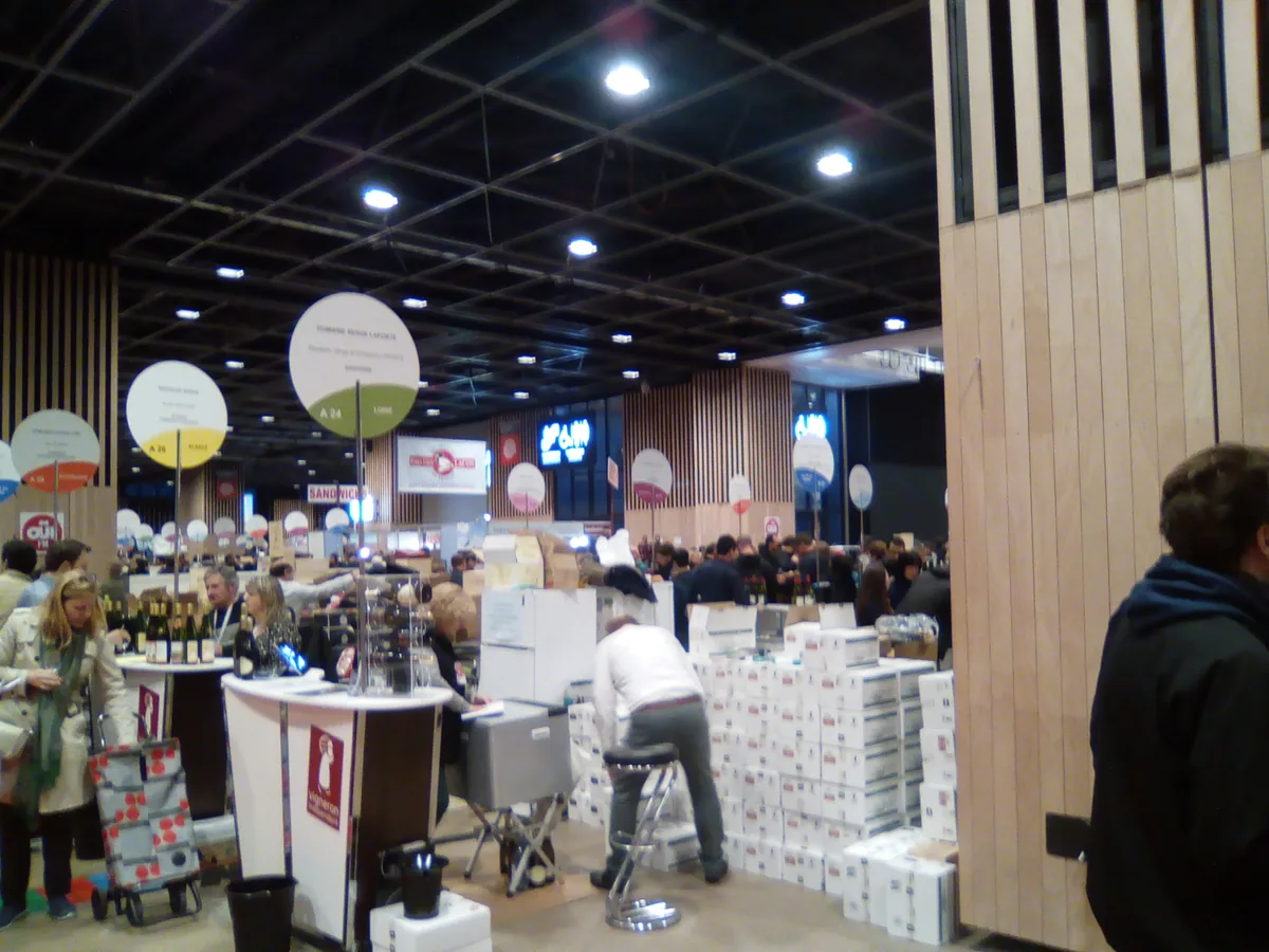 Cartons de commandes visibles entre les stands du salon parisien en 2018.