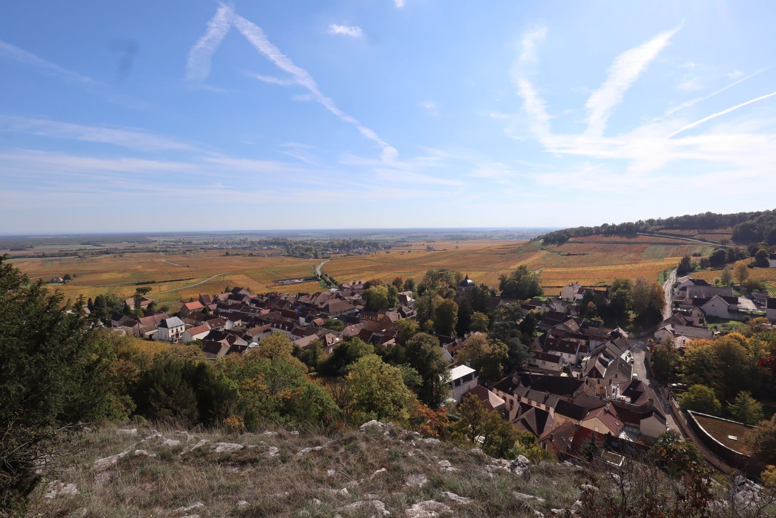 Village de Chambolle-Musigny vu du coteau, vignes en arrière-plan