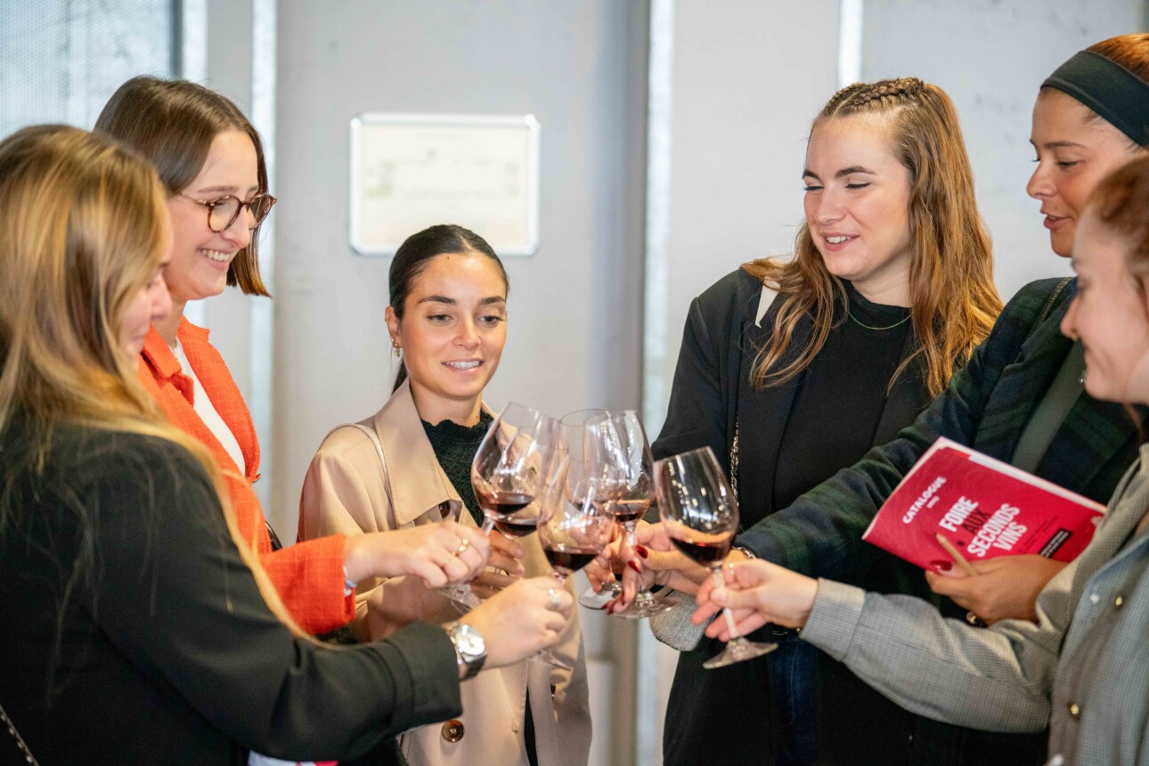 Visiteurs levant leur verre lors d'une précédente Foire aux Seconds Vins en 2023