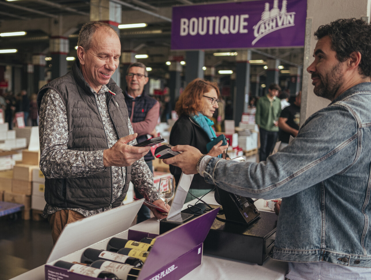 Achat de bouteilles lors de l'édition 2024 de la Foire aux Seconds Vins
