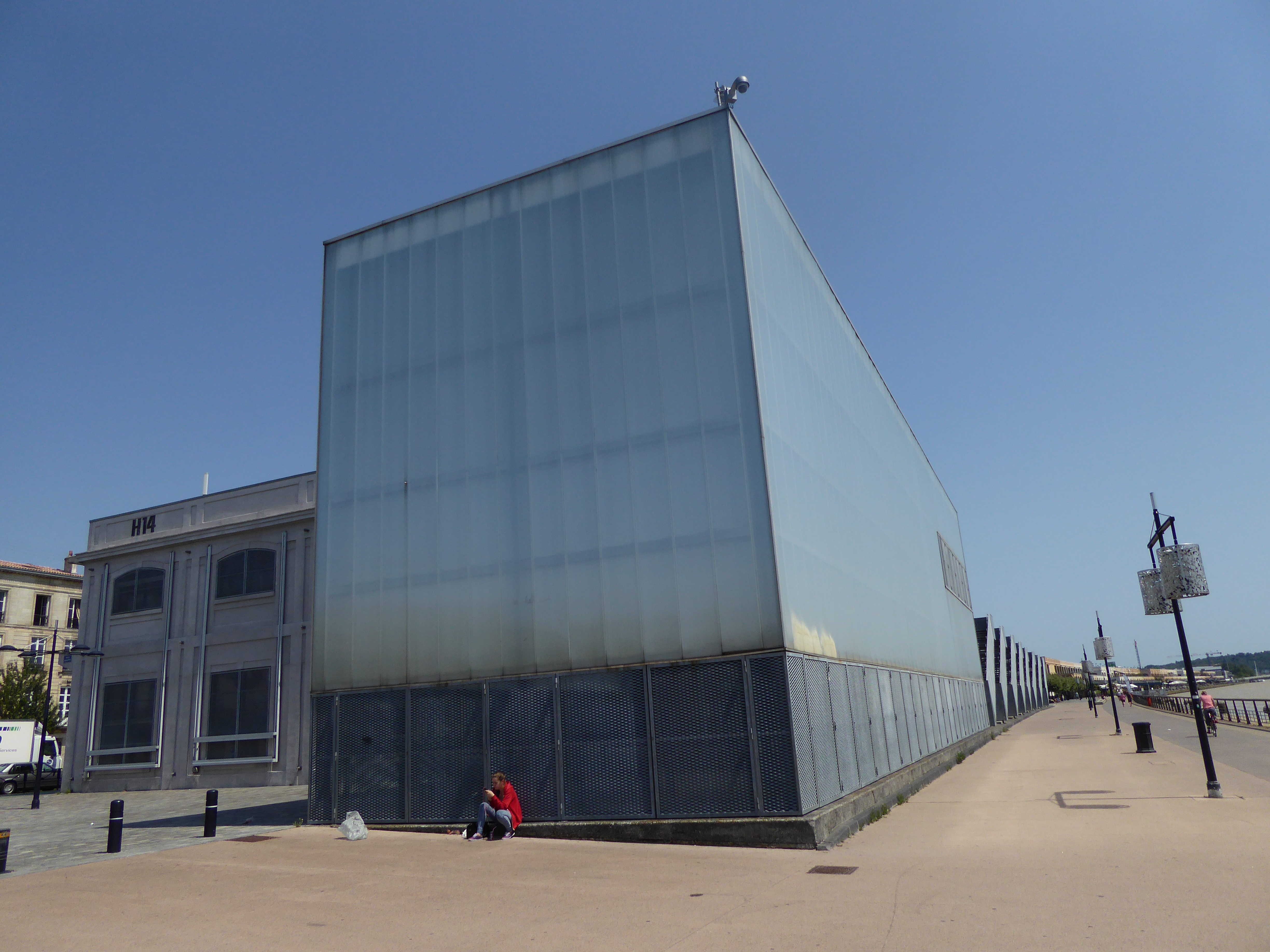 Façade du Hangar 14 sur le quai des Chartrons à Bordeaux