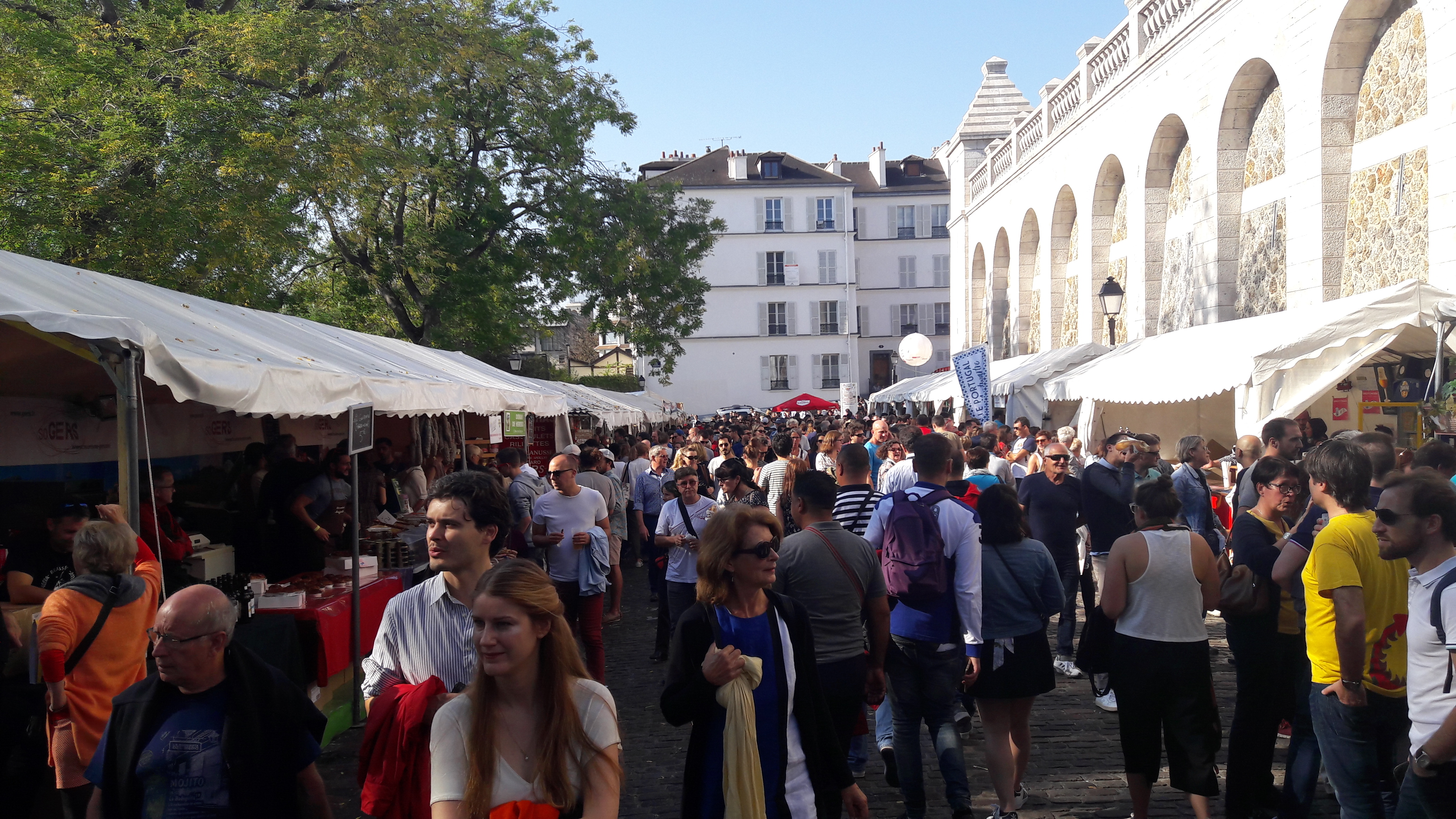 Stands et visiteurs de la Fête des vendanges de Montmartre en 2017