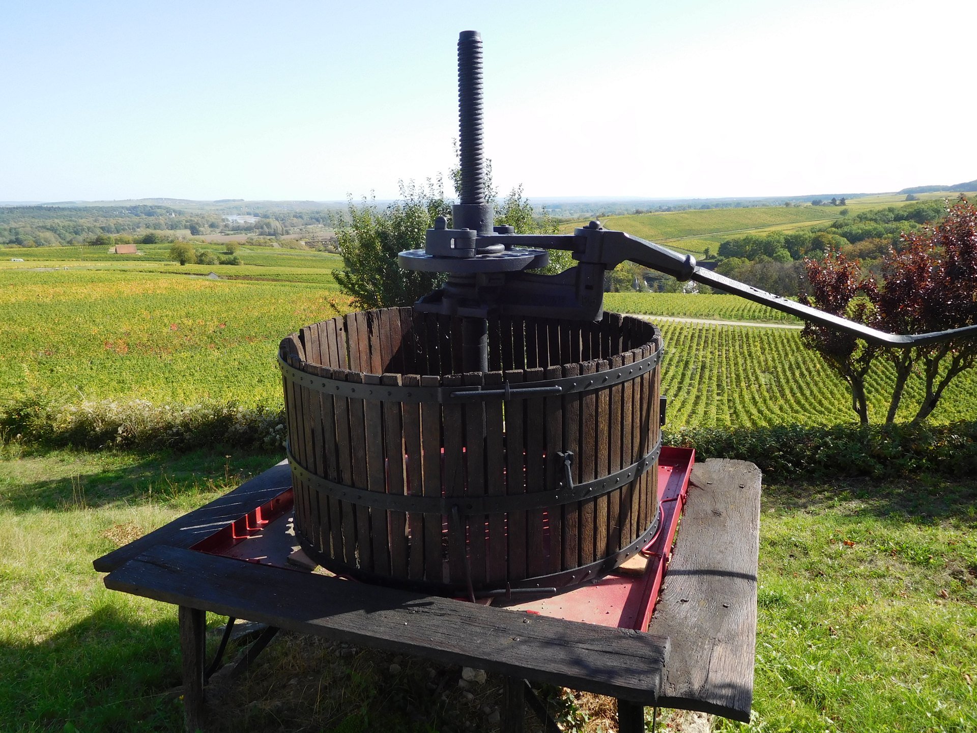 Ancien pressoir en bois au bord des vignes de Sancerre