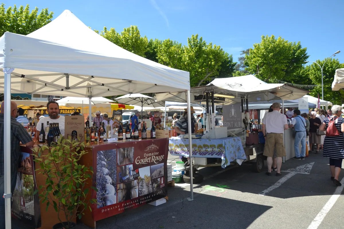 Stand d'un domaine au Salon des vins et produits du terroir d'Apt (Vaucluse), mai 2019