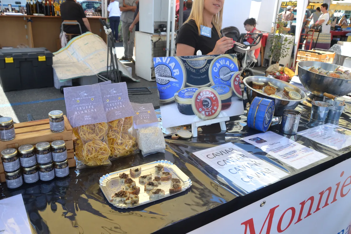 Stand de produits fins au Salon des vins et produits du terroir d'Apt (Vaucluse), mai 2019