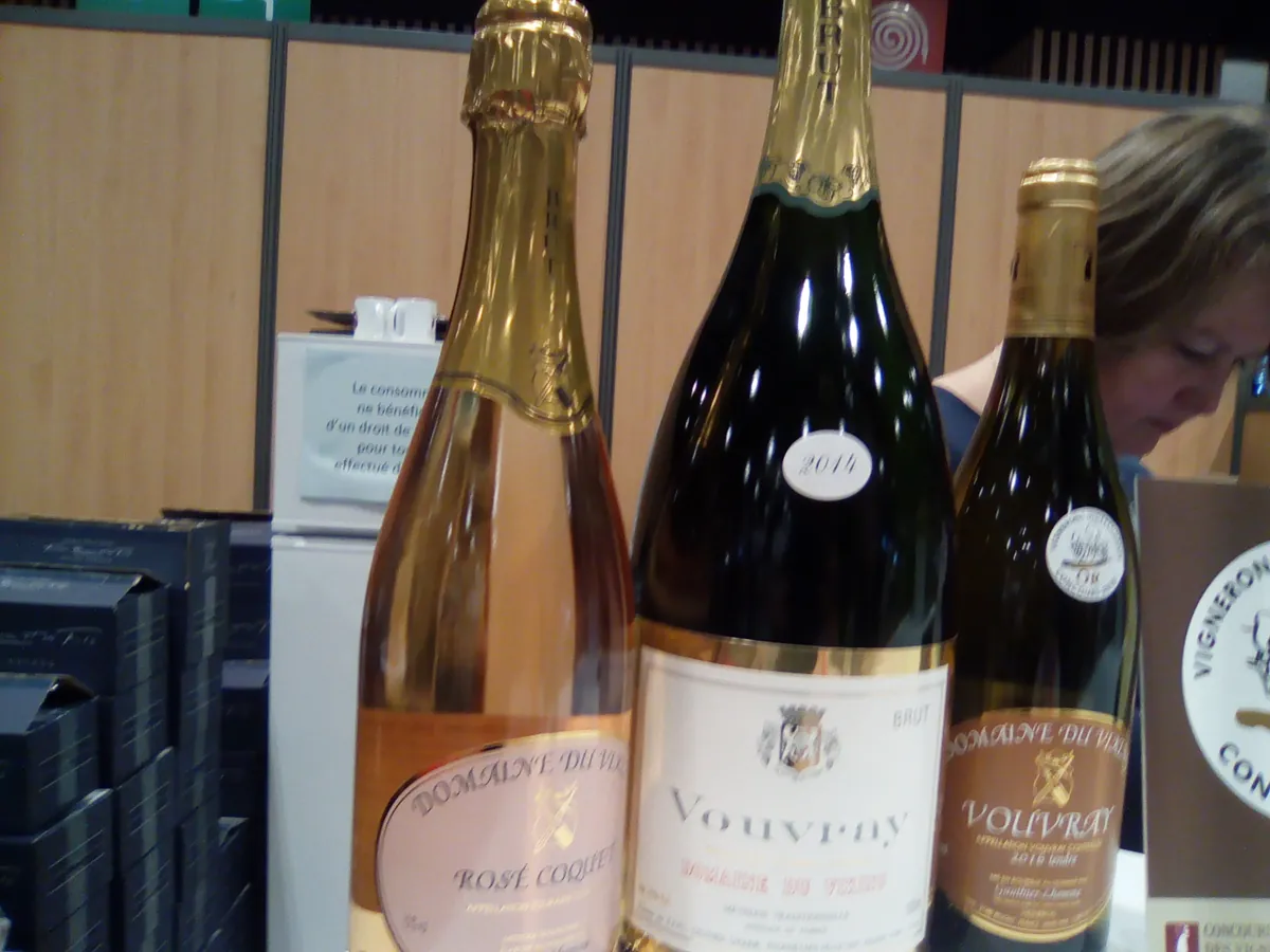 Trois bouteilles sur le stand d'un vigneron de Loire, dont deux étiquetées Vouvray, au Salon des Vignerons Indépendants de Paris en 2018.